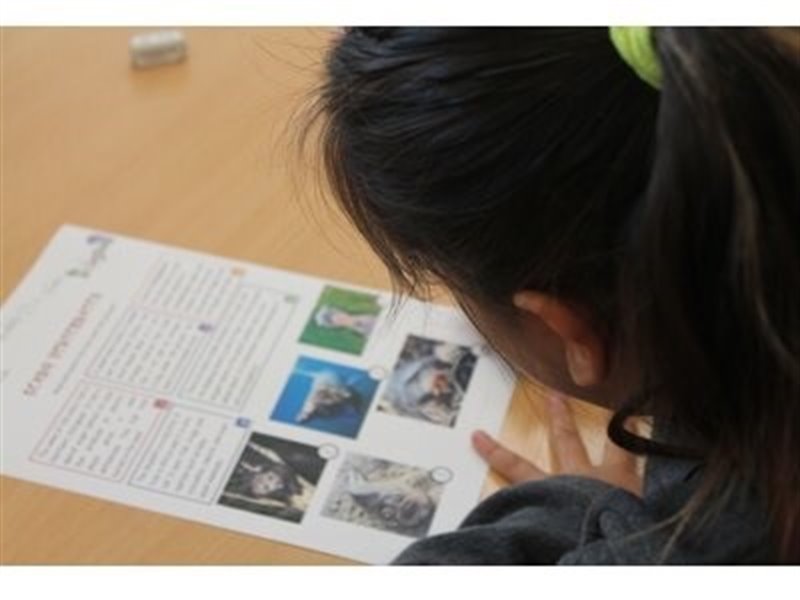 ep una alumna realizando la prueba de evaluacion final de primaria