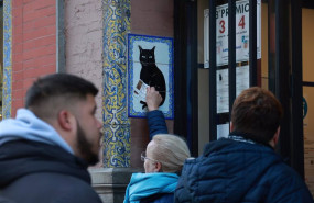 ep una persona frota el decimo de loteria de navidad que acaba de adquirir en la administracion del