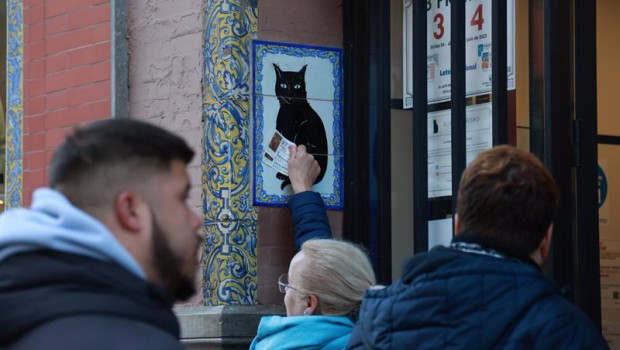 ep una persona frota el decimo de loteria de navidad que acaba de adquirir en la administracion del
