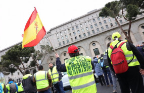 ep una persona ondea una bandera de espana durante una manifestacion por el sector del transporte en