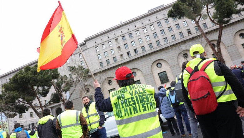 ep una persona ondea una bandera de espana durante una manifestacion por el sector del transporte en
