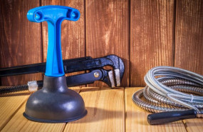 1615238800 limpie embolo plastico mango azul llave tubo cable sobre fondo madera192985 11