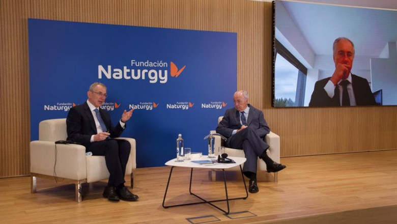 Andris Piebalgs, ex comisario de Energía de la UE; Nemesio Fernández-Cuesta, ex secretario de Estado de Energía; y Christopher Jones, ex director de Energía de la UE | FUNDACIÓN NATURGY ep andris piebalgs ex comisario de energia de la ue nemesio fernandez cuesta ex secretario de estado