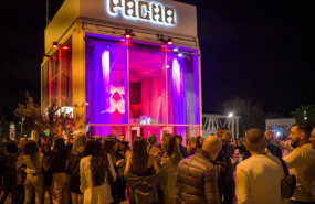ep archivo   algunas personas hacen cola frente a la discoteca pacha de barcelona en la primera