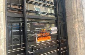 ep archivo   cartel de se vende en la entrada de un bloque de pisos
