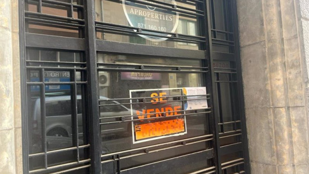 ep archivo   cartel de se vende en la entrada de un bloque de pisos