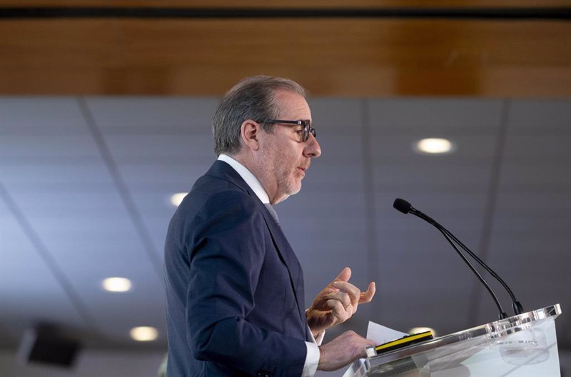 Grisi (Santander): El impuesto a la banca puede reducir el crédito en 50.000 millones