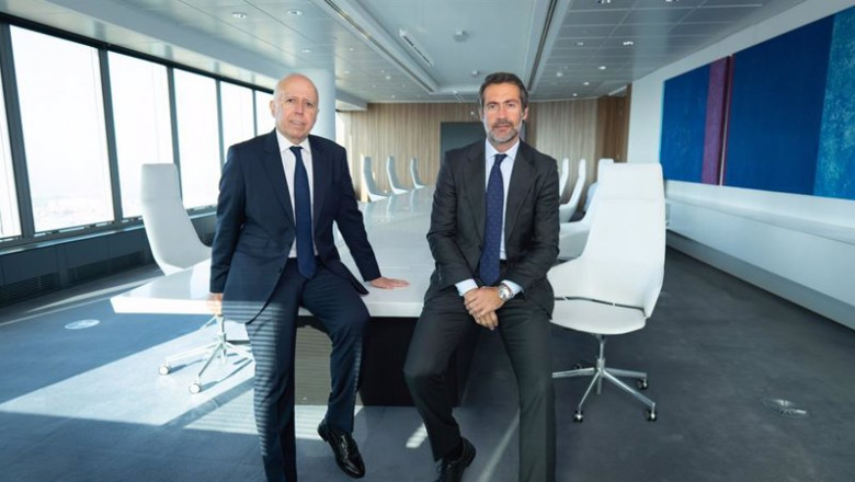 ep archivo - el presidente saliente de kpmg hilario albarracin junto con el entrante juanjo cano