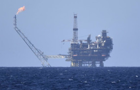 ep archivo   imagen de una plataforma de gas y petroleo frente a la costa de libia en el
