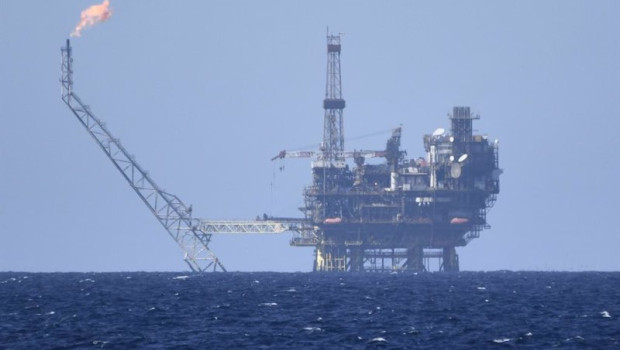 ep archivo   imagen de una plataforma de gas y petroleo frente a la costa de libia en el