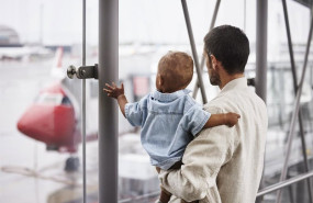 ep archivo   pasajero aereo mira con un nino en un aeropuerto