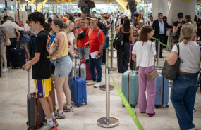ep archivo   pasajeros con maletas esperan la cola para facturar