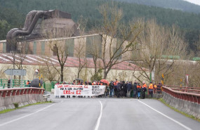 ep archivo   trabajadores de la plantilla de tubos reunidos montan un piquete a 13 de febrero de