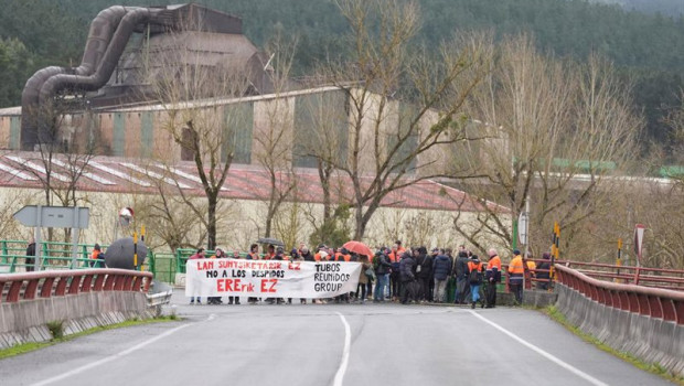 ep archivo   trabajadores de la plantilla de tubos reunidos montan un piquete a 13 de febrero de