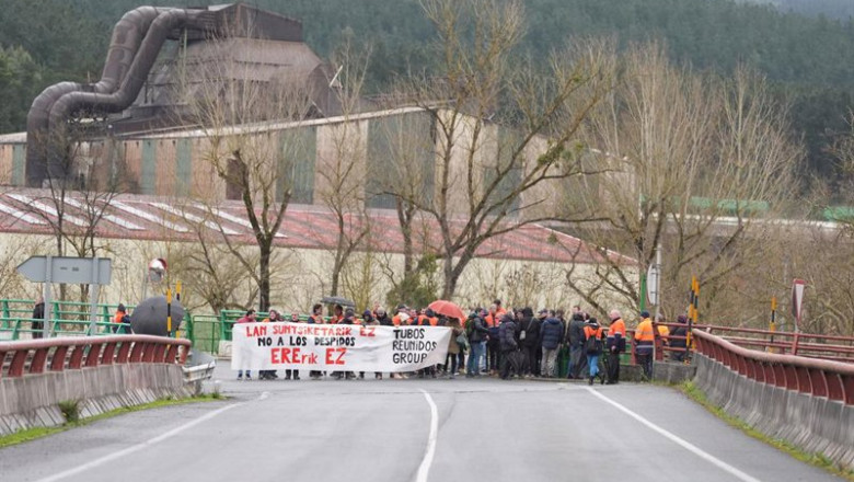 ep archivo   trabajadores de la plantilla de tubos reunidos montan un piquete a 13 de febrero de