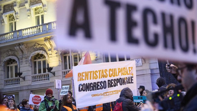 ep archivo   un grupo de personas durante una manifestacion frente al congreso por el fin de la