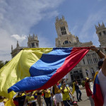 ep archivo un hombre ondea una bandera de colombia durante una manifestacion de apoyo al pueblo ep archivo un hombre ondea una bandera de colombia durante una manifestacion de apoyo al pueblo