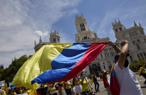ep archivo   un hombre ondea una bandera de colombia durante una manifestacion de apoyo al pueblo