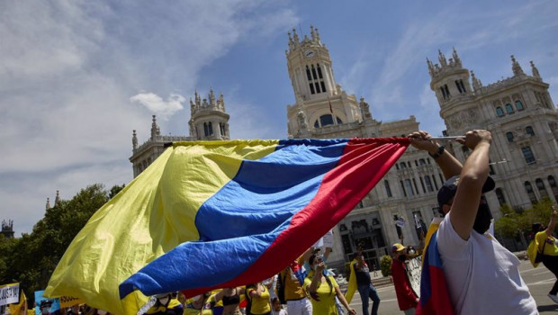 ep archivo   un hombre ondea una bandera de colombia durante una manifestacion de apoyo al pueblo