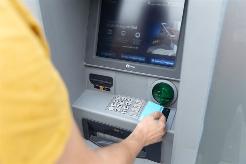 https://img6.s3wfg.com/web/img/images_uploaded/6/8/ep_archivo_-_un_hombre_utiliza_un_cajero_automatico.jpg