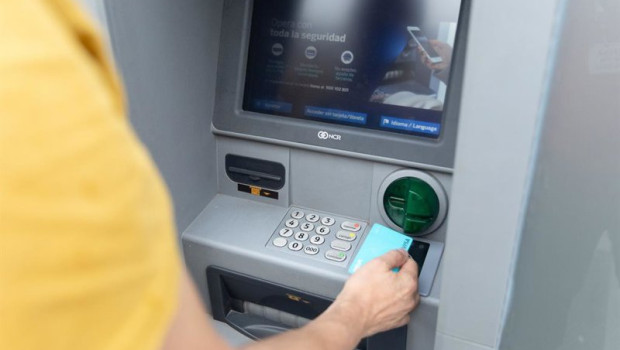 ep archivo   un hombre utiliza un cajero automatico