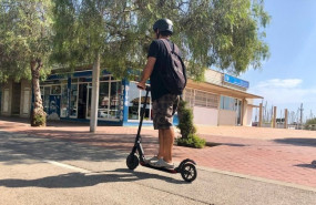 ep archivo   un menor circula en patinete por el paseo maritimo de mataro barcelona