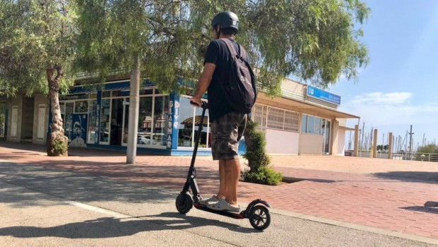ep archivo   un menor circula en patinete por el paseo maritimo de mataro barcelona