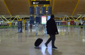 ep archivo   un pasajero camina por la terminal t4 del aeropuerto adolfo suarez