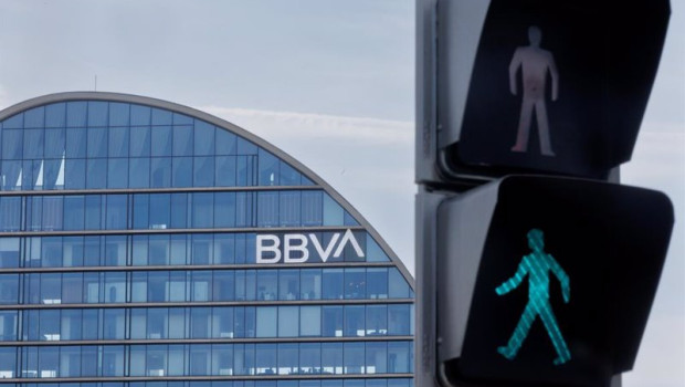 ep archivo   un semaforo frente al banco del bbva en la ciudad del bbva a 10 de abril de 2023 en