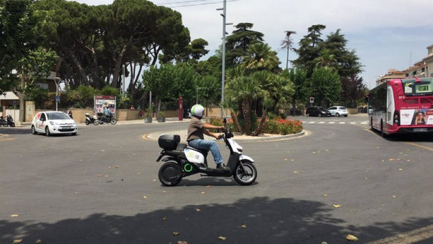 ep archivo un trabajador municipal conduce una moto electrica en sant feliu de llobregat ep archivo un trabajador municipal conduce una moto electrica en sant feliu de llobregat