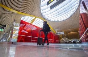 ep archivo una pasajera desplaza su maleta por las instalaciones de la t4 del aeropuerto adolfo ep archivo una pasajera desplaza su maleta por las instalaciones de la t4 del aeropuerto adolfo