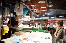 ep archivo   una persona compra en el mercado de la boqueria a 4 de julio de 2023