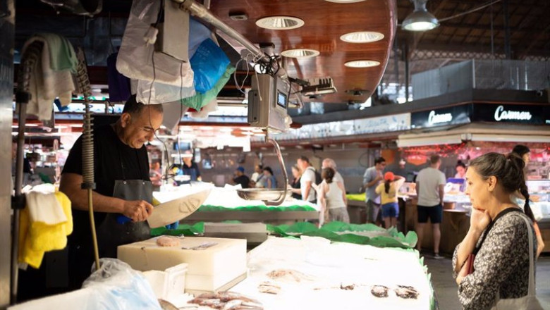 ep archivo una persona compra en el mercado de la boqueria a 4 de julio de 2023 ep archivo una persona compra en el mercado de la boqueria a 4 de julio de 2023