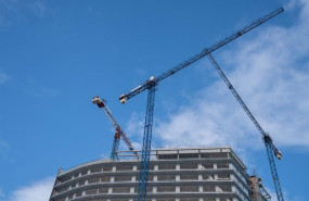 ep archivo   varias gruas en una zona de obras a 31 de diciembre de 2022 en barcelona cataluna