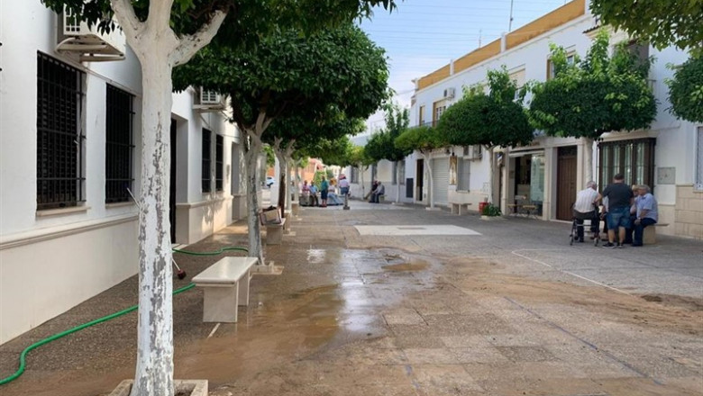 Calle con restos de lodo por la lluvia | AYUNTAMIENTO DE PEDRERA ep calle con restos de lodo por la lluvia