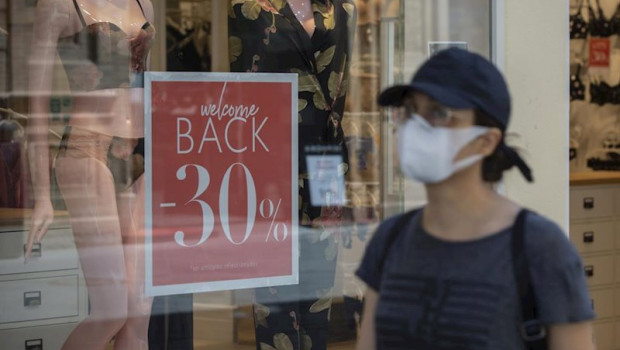 ep cartel de descuento en una tienda tras permitir el gobierno las rebajas desde hoy en toda espana ep cartel de descuento en una tienda tras permitir el gobierno las rebajas desde hoy en toda espana
