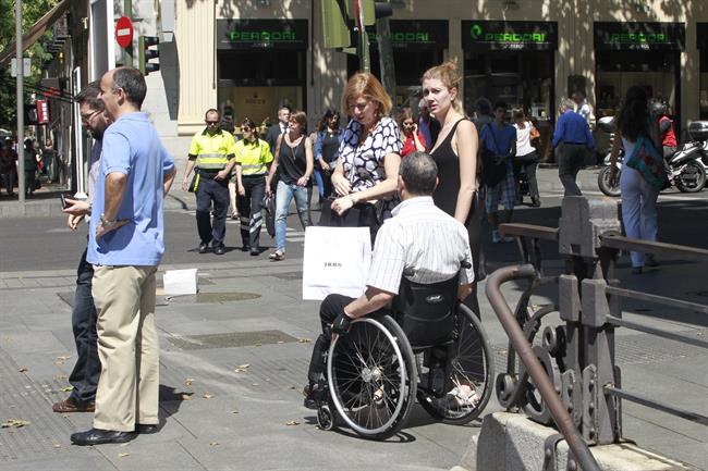 ep discapacitado personadiscapacidad paseandola calle caminando