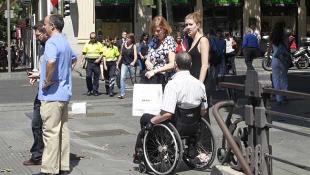 ep discapacitado personadiscapacidad paseandola calle caminando