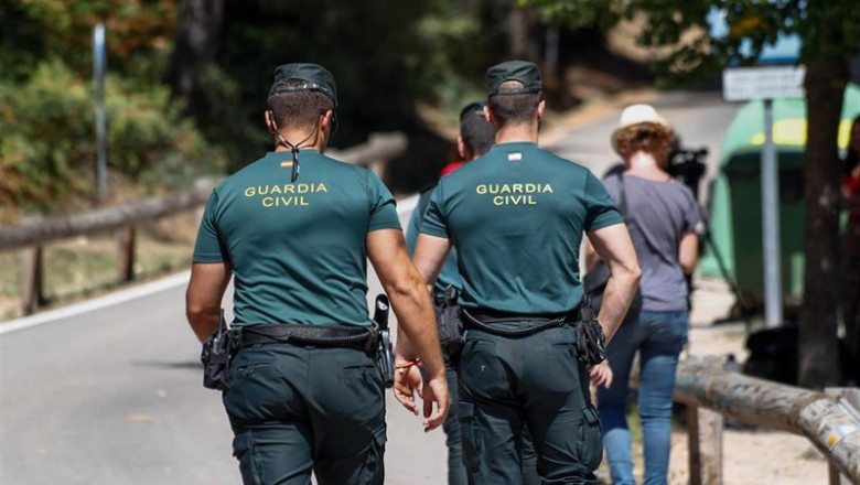 Dos agentes de la Guardia Civil, en las inmediaciones del Hotel Cirilo de Cercedilla, que actúa de centro base del dispositivo de búsqueda de la exesquiadora Blanca Fernández Ochoa, desaparecida en la sierra de Madrid el pasado 23 de agosto. | Óscar J.Barroso - Europa Press ep dos agentes de la guardia civil en las inmediaciones del hotel cirilo de cercedilla que actua de