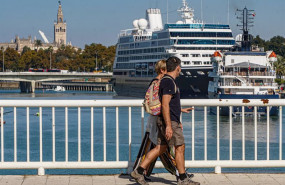ep dos turistas observan la entrada de los cruceros azamara quest y hebridean sky a el puerto de