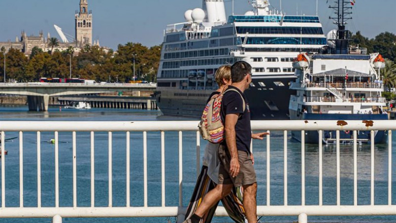 ep dos turistas observan la entrada de los cruceros azamara quest y hebridean sky a el puerto de