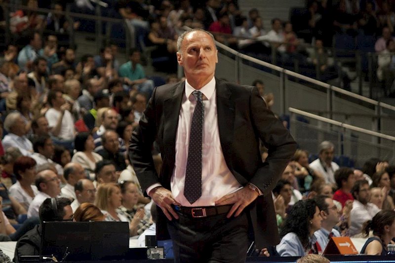 ep dusko ivanovic dirigiendo al baskonia en 2012