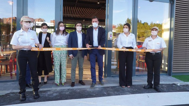 ep el alcalde de valladolid c en la inauguracion del primer restaurante popeyes en cyl ubicado en