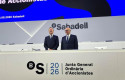 ep el consejero delegado saliente de banco sabadell cesar gonzalez bueno y el presidente josep oliu