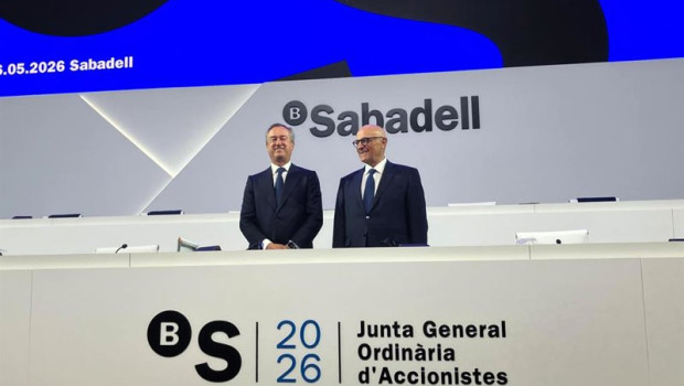 ep el consejero delegado saliente de banco sabadell cesar gonzalez bueno y el presidente josep oliu