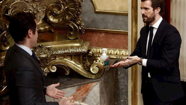 ep el lider del pp pablo casado y el secretario general del pp teodoro garcia egea se desinfectan