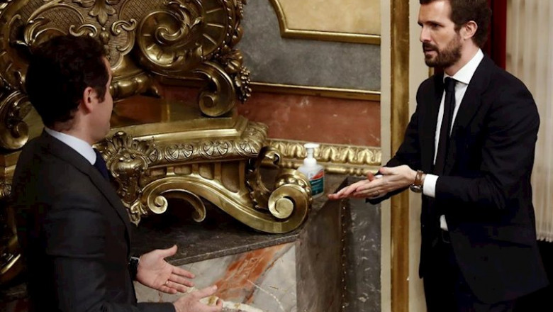 ep el lider del pp pablo casado y el secretario general del pp teodoro garcia egea se desinfectan