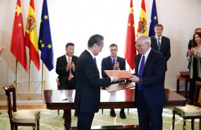 ep el ministro de asuntos exteriores josep borrell firma una serie de acuerdos con el gobierno chino