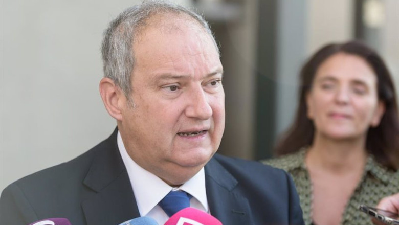 ep el ministro de industria y turismo jordi hereu atiende a los medios de comunicacion durante su ep el ministro de industria y turismo jordi hereu atiende a los medios de comunicacion durante su