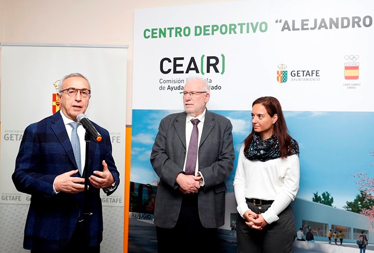 El presidente del COE Alejandro Blanco junto el presidente de la Comisión de Ayuda al Refugiado (CEAR), Carlos Berzosa; y la alcaldesa de Getafe, Sara Hernández | COE ep el presidente del coe alejandro blanco junto el presidente de la comision de ayuda al refugiado